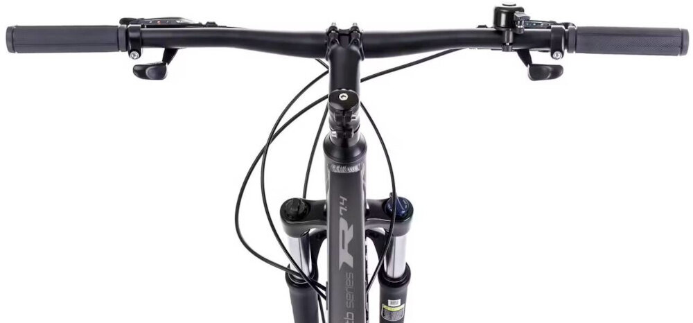 Rower górski MTB ROMET Rambler R7.4 A U20 27.5 cala Grafitowo-srebrno-turkusowy kierownica na białym tle widoczna od przodu aluminiowa kierownica RMT Components o szerokości 720 mm ułatwia precyzyjne manewrowanie i omijanie przeszkód aluminiowy wspornik ROMET o długości 90 mm dopasować pozycję kierownicy