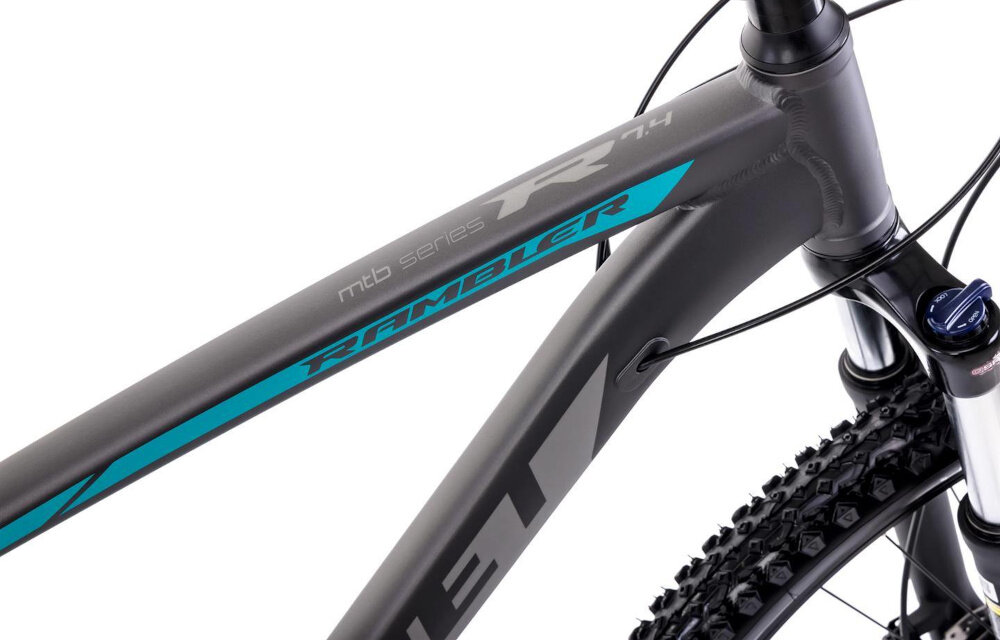 Rower górski MTB ROMET Rambler R7.4 C U18 27.5 cala Grafitowo-srebrno-turkusowy zbliżenie na ramę białe tło 18-calowa aluminiowa ramę rower zwinny lekki łatwo go podnieść odporność na korozję wybór rozmiaru ramy Twój wzrost mierzony w zrelaksowanej pozycji typ roweru dla osób o wzroście od 160 do 170 cm