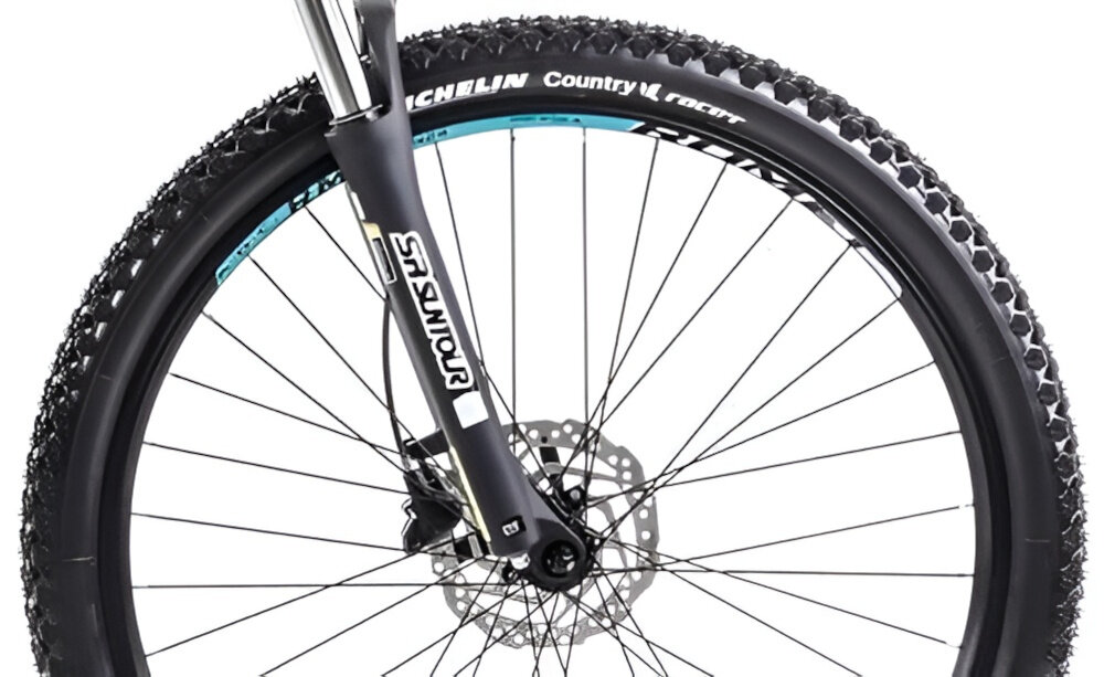 Rower górski MTB ROMET Rambler R7.4 C U18 27.5 cala Grafitowo-srebrno-turkusowy zbliżenie na oponę rozmiar koła 27,5 cali łatwe pokonywanie przeszkód duży kontakt koła z podłożem szerokie opony marki MICHELIN dobra przyczepność dwukomorowe aluminiowe obręcze zachowanie regularnego kształtu kół stabilne trzymanie opony bezpieczna i komfortowa jazda regularne sprawdzanie ciśnienia powietrza wartość na bocznej części opony