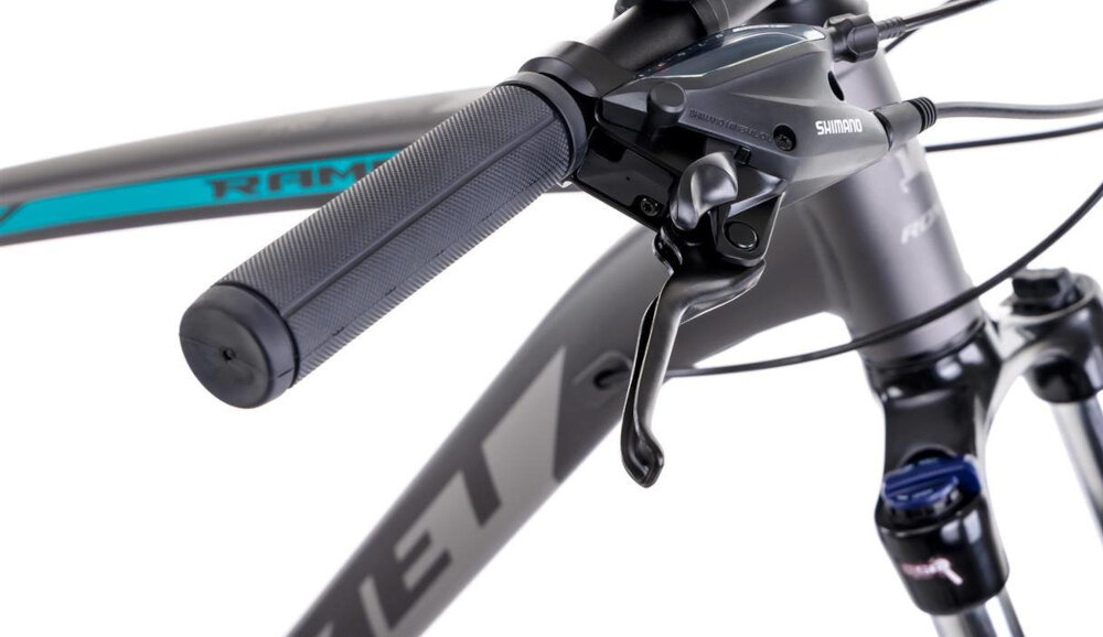 Rower górski MTB ROMET Rambler R7.4 C U18 27.5 cala Grafitowo-srebrno-turkusowy zbliżenie na manetkę hamulca podstawa bezpieczeństwa hamulce tarczowe hydrauliczneduża siła hamowania w każdych warunkach pogodowych i na każdej trasie płyn hamulcowy hamulce z przodu i z tyłu podwójny pakiet bezpieczeństwa