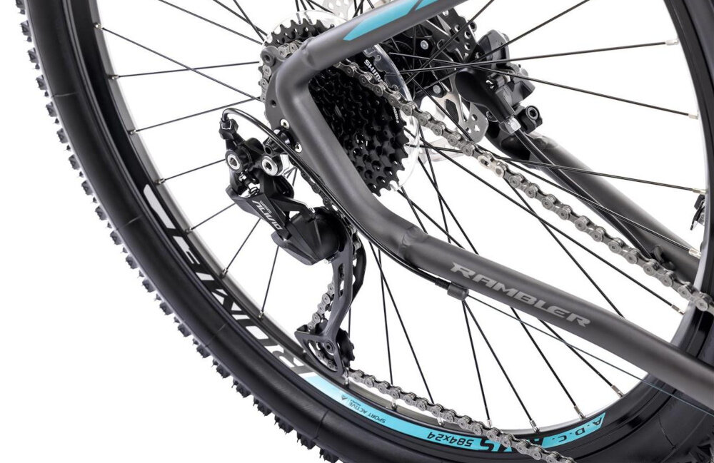 Rower górski MTB ROMET Rambler R7.4 C U18 27.5 cala Grafitowo-srebrno-turkusowy zbliżenie na tylną przerzutkę przerzutki marki SHIMANO 9 biegów duża wytrzymałość i sprawne działanie zmiana biegów jest płynna i bezproblemowa przednia przerzutka SHIMANO Altus technologia SHADOW tylna SHIMANO Alivio dla amatorów i półprofesjonalistwów