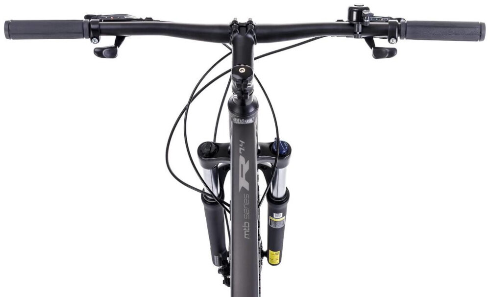 Rower górski MTB ROMET Rambler R7.4 C U18 27.5 cala Grafitowo-srebrno-turkusowy góry droga niebo osoba jedzie na rowerze po drodze kierownica RMT Components typu Components 720mm / 31.8 mm aluminiowy wspornik ROMET stabilność precyzja prowadzenia antypoślizgowe uchwyty kontrola nad rowerem i bezpieczeństwo waga roweru 15 kg