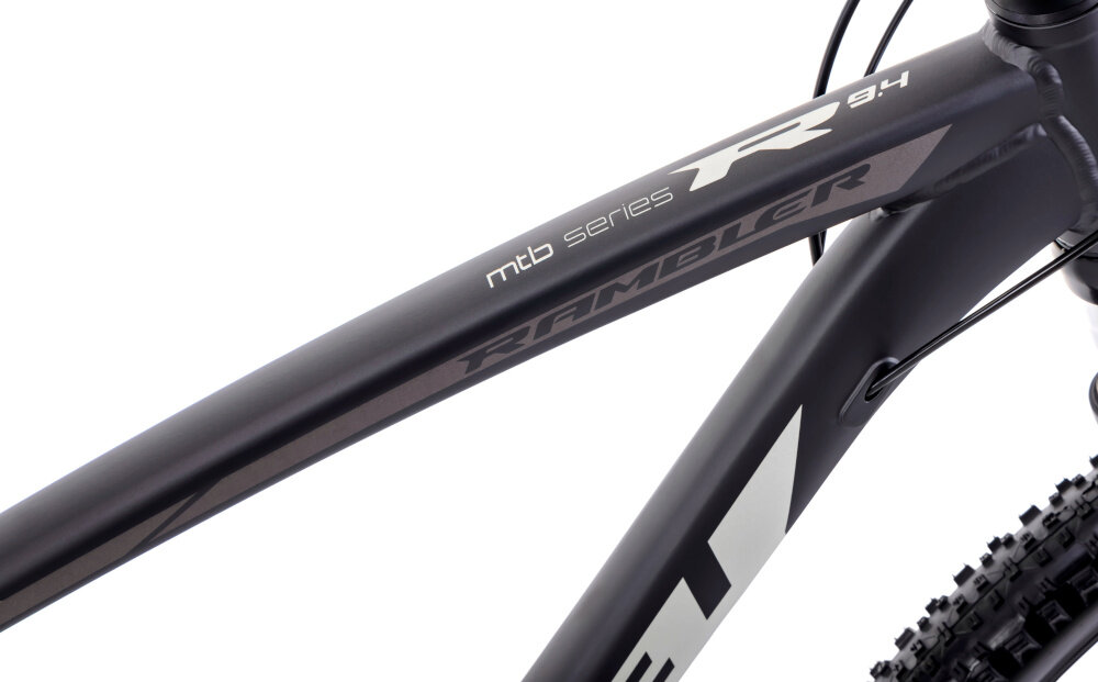 Zbliżenie na ramę roweru z widocznymi napisami \'mtb series R 9.4\' oraz \'RAMBLER\'.