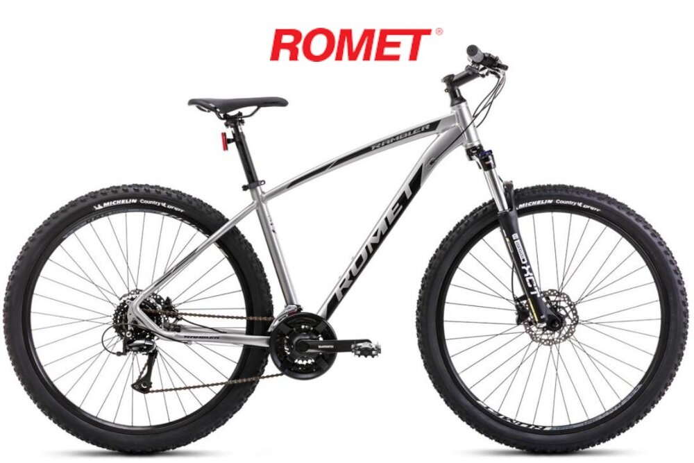 Rower górski MTB ROMET Rambler R9.3 A U18 29 cali Grafitowo-czarny rower na białym tle widoczny od przodu pod skosem środek codziennego transportu relaks pasja uniwersalność