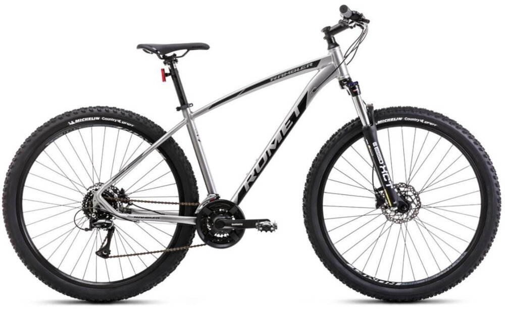 Rower górski MTB ROMET Rambler R9.3 A U18 29 cali Grafitowo-czarny rower na białym tle widoczny z boku góral pojazd dla sportowców do jazdy wyczynowej uniwersalny dla amatorów zwrotny łatwo wchodzi w zakręty do jazdy w mieście za miastem w lesie na górskim szlaku w błocie nie za głębokim piachu