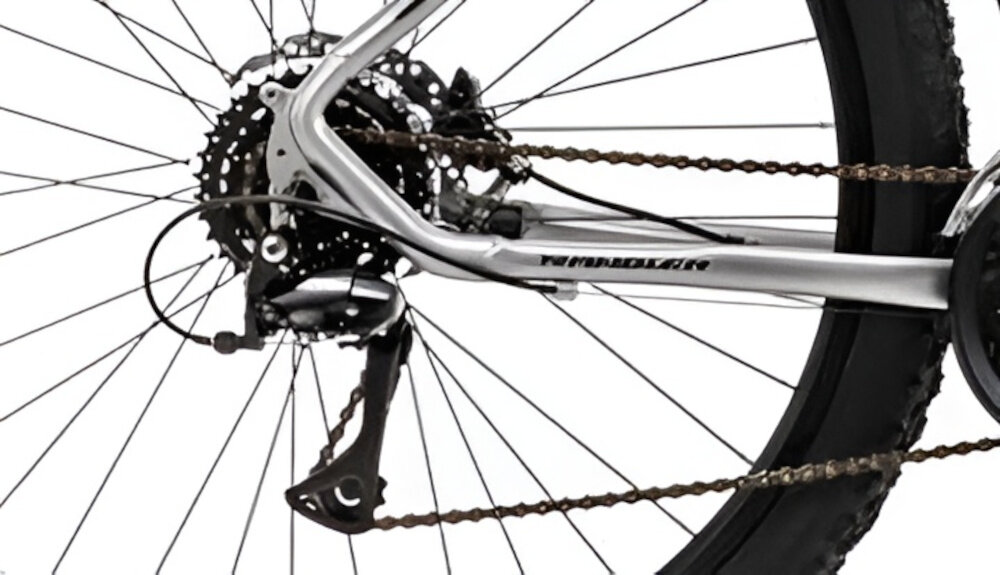 Rower górski MTB ROMET Rambler R9.3 A U18 29 cali Grafitowo-czarny zbliżenie na tylną przerzutkę przerzutki marki SHIMANO 3x8 przełożeń duża wytrzymałość i sprawne działanie zmiana biegów jest płynna i bezproblemowa przednia przerzutka SHIMANO Tourney tylna SHIMANO Acera komfort i kontrola