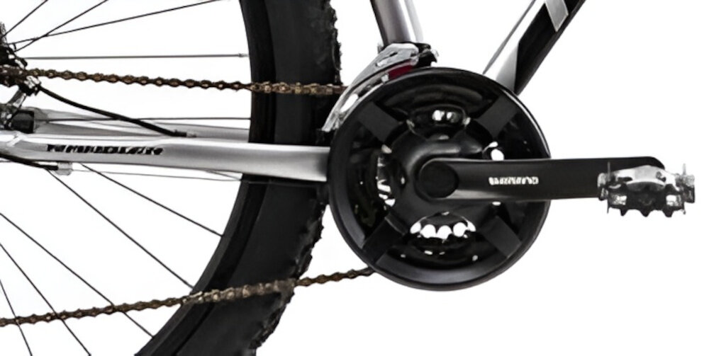 Rower górski MTB ROMET Rambler R9.3 A U18 29 cali Grafitowo-czarny zbliżenie na korbę do wszechstronnej jazdy terenowej i rekreacyjnej kaseta 8-rzędową kasetę SHIMANO typu CS-HG31 11–34T stalowa korba marki SHIMANO typu FC-TY301 42/34/24T 170 mm płynna zmiana przełożeń łatwe dopasowanie siły pedałowania do warunków terenu