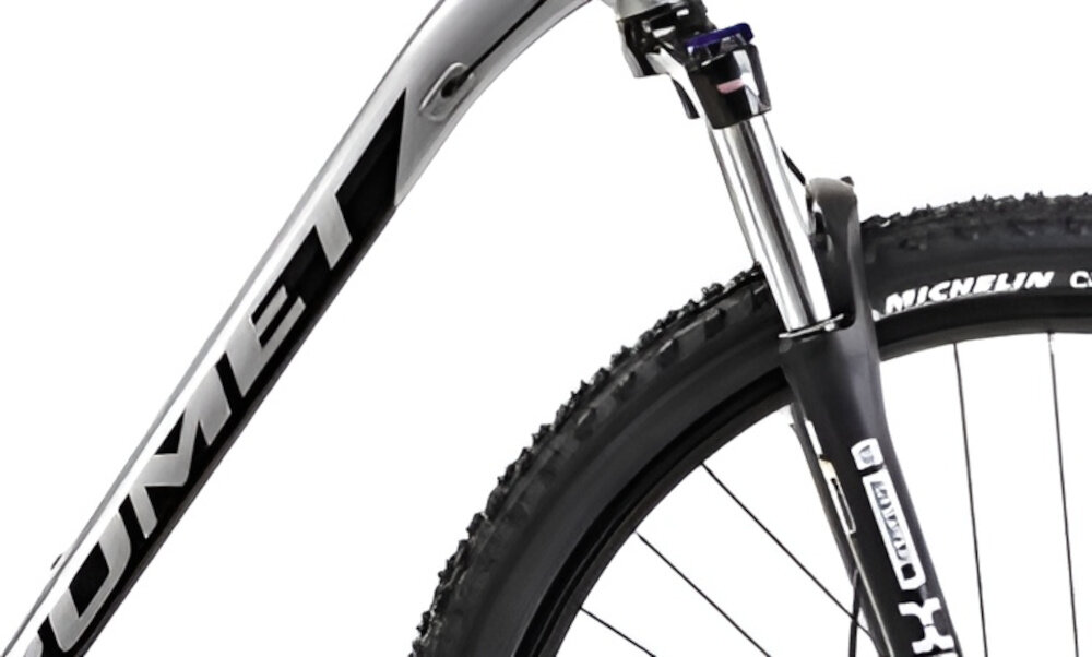 Rower górski MTB ROMET Rambler R9.3 A U18 29 cali Grafitowo-czarny zbliżenie na amortyzator rower typu hardtail przedni amortyzator SUNTOUR typu SR XCT HLO ze skokiem 100 mm ułatwia najeżdżanie na przeszkody niweluje wstrząsy niska masa roweru duża sztywność regulacja za pomocą sprężyny obsługa poprzez manetkę