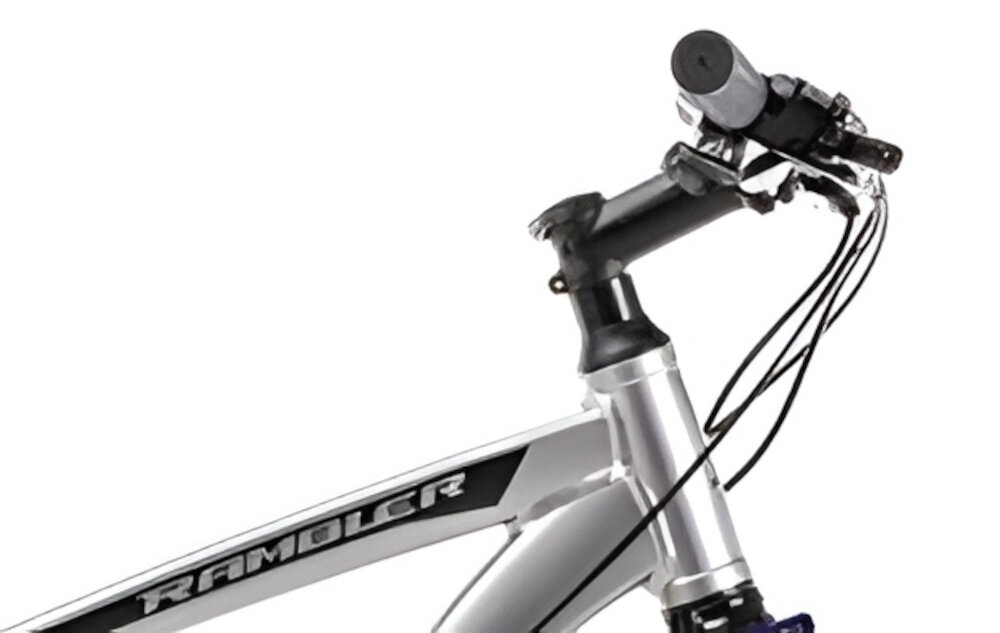 Rower górski MTB ROMET Rambler R9.3 A U18 29 cali Grafitowo-czarny góry droga niebo osoba jedzie na rowerze po drodze kierownica RMT Components o wymiarach 720 mm x 31,8 mm aluminiowy wspornik ROMET stabilność precyzja prowadzenia antypoślizgowe uchwyty kontrola nad rowerem i bezpieczeństwo waga roweru 15 kg