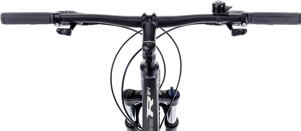 Zdjęcie przedstawia kierownicę roweru górskiego z widocznymi manetkami i dzwonkiem. Na ramie roweru widoczny jest napis \'Romet\'.