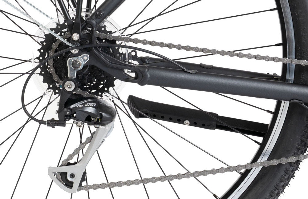 Zdjęcie przedstawia tylną część roweru z widocznym mechanizmem przerzutki i łańcuchem. Na przerzutce widoczny jest napis \'ALIVIO\'.
