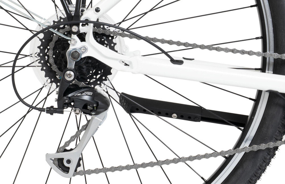 Zbliżenie na tylną część roweru z widocznym mechanizmem przerzutki i łańcuchem. Na przerzutce widoczny jest napis \'ALIVIO\'.