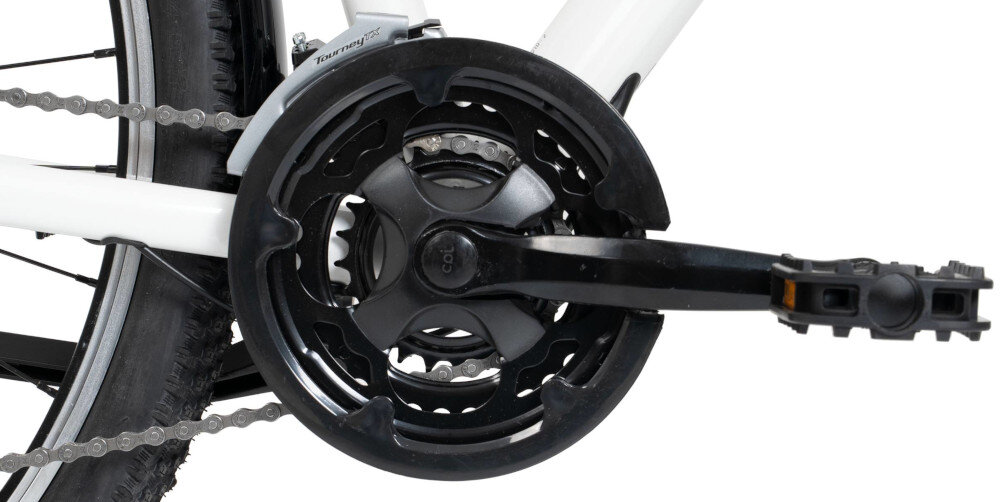 Zbliżenie na mechanizm korbowy roweru z czarną osłoną i pedałem. Widoczna jest część białej ramy oraz fragment opony.