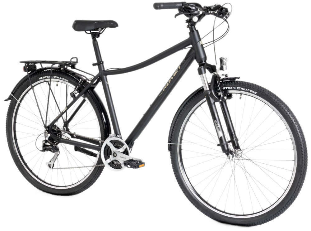 Czarny rower trekkingowy z napisem \'ROMET\' na ramie, wyposażony w bagażnik, błotniki i amortyzowany widelec. Opony mają napis \'HARVEX XTRA ACTION\'.