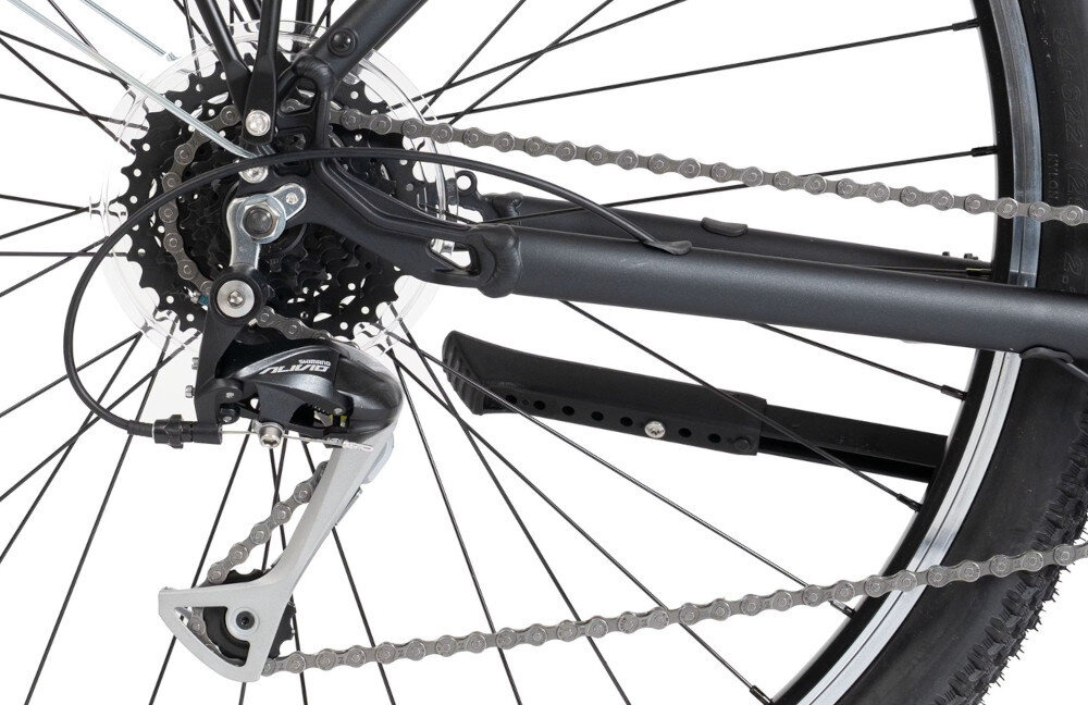 Zdjęcie przedstawia tylną część roweru z widocznym mechanizmem przerzutki i łańcuchem. Na przerzutce widoczny jest napis \'ALIVIO\'.