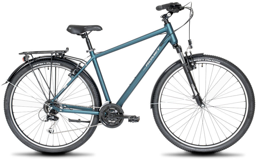 Rower trekkingowy w kolorze zielonym z napisem \'ROMET\' na ramie, wyposażony w bagażnik, amortyzowany widelec i opony z bieżnikiem. Posiada przerzutki i hamulce typu V-brake.