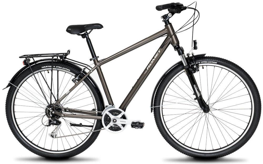 Rower trekkingowy ROMET Wagant SUV H PV B U20 28 cali Grafitowy rower na białym tle widoczny z boku solidne błotniki osłona łańcucha chronią ubranie przed błotem, wodą i zabrudzeniami ułatwiają też utrzymanie roweru w czystości komfort codziennych dojazdów i rekreacyjnych wycieczek