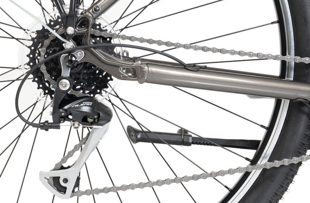 Rower trekkingowy ROMET Wagant SUV H PV B U20 28 cali Grafitowy zbliżenie na tylną przerzutkę przerzutki marki SHIMANO 24 przełożeń duża wytrzymałość i sprawne działanie przednia przerzutka SHIMANO Tourney Tylne przerzutki SHIMANO Alivio ciche działanie