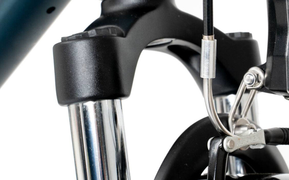 Rower trekkingowy ROMET Wagant SUV H PV B U18 28 cali Zielony zbliżenie na amortyzator widok z góry rower typu hardtail przedni amortyzator ROMET skuteczne tłumienie drgań prosta konstrukcja wygoda bezpieczeństwo