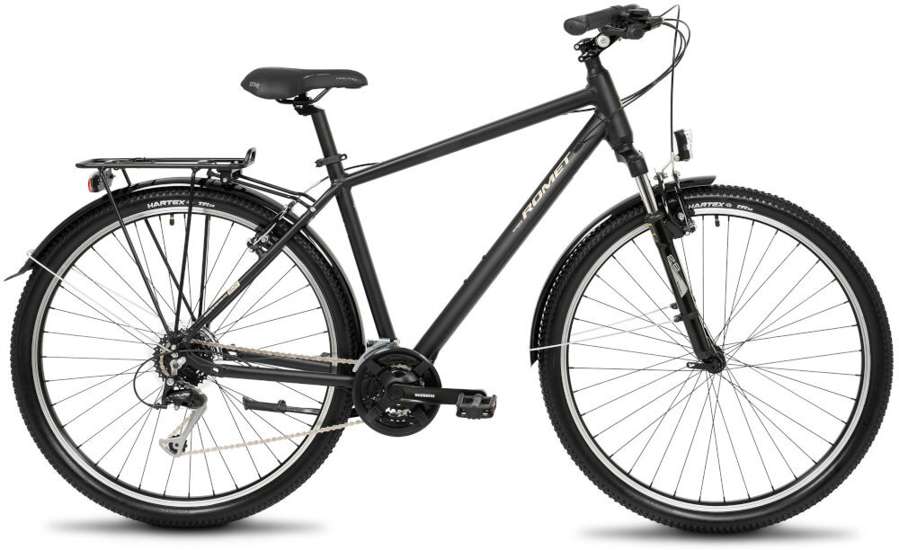 Rower trekkingowy ROMET Wagant SUV H PV A U20 28 cali Czarny rower na białym tle widoczny z boku solidne błotniki osłona łańcucha chronią ubranie przed błotem, wodą i zabrudzeniami ułatwiają też utrzymanie roweru w czystości komfort codziennych dojazdów i rekreacyjnych wycieczek