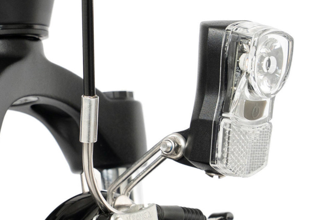 Rower trekkingowy ROMET Wagant SUV H PV A U20 28 cali Czarny zbliżenie na przednią lampę bezpieczeństwo oświetlenie przednie i tylne oświetlenie