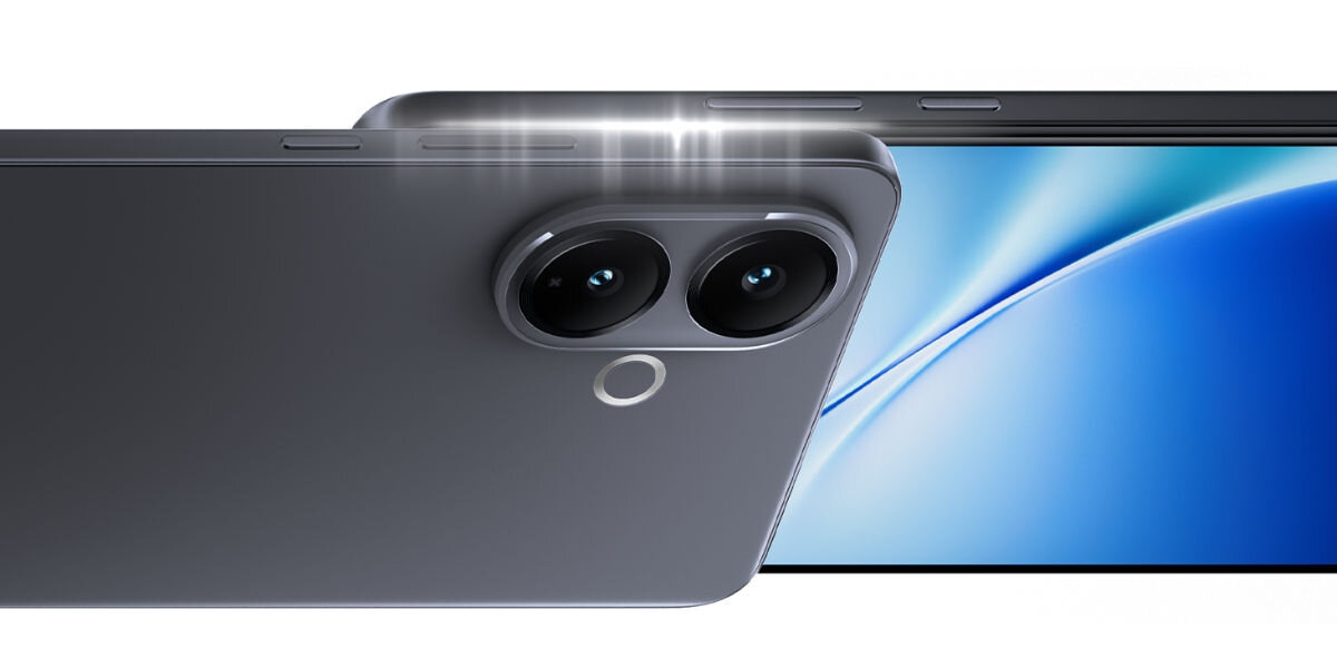 Smartfon VIVO V60 Lite 5G 8/256GB 6.77 120Hz w kolorcze czarnym Zbliżenie na górny róg tyłu smartfona vivo w kolorze ciemnoszarym/czarnym. Widoczne są dwa duże obiektywy aparatu, pierścień wokół lampy błyskowej oraz górna krawędź urządzenia z przyciskami. W tle, częściowo widoczny jest ekran smartfona z jasnoniebieską, abstrakcyjną tapetą.