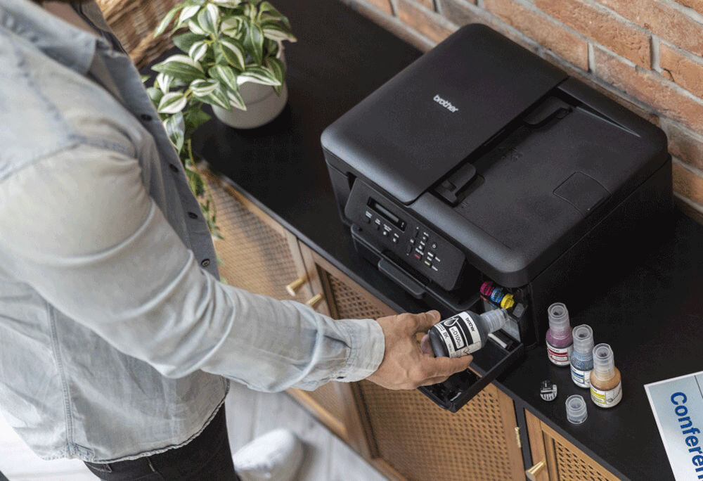 Urządzenie wielofunkcyjne BROTHER DCP-T735DW Druk w kolorze, Automatyczny druk dwustronny, Wi-Fi prezentacja uzupełniania atramentu w urządzeniu przez mężczyznę wielofunkcyjne wydajne butelki z tuszem bezprzewodowo efektywność na wyciągnięcie ręki