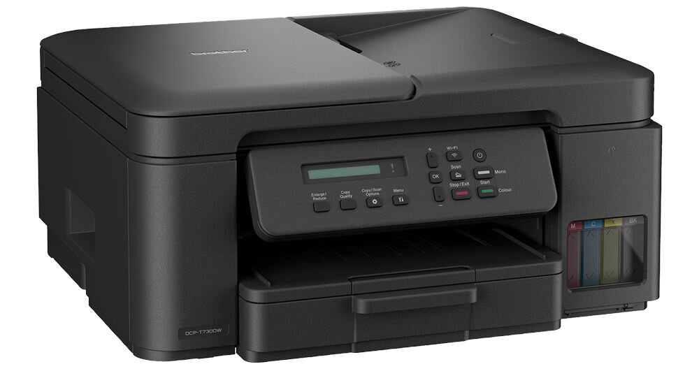 Urządzenie wielofunkcyjne BROTHER DCP-T735DW Druk w kolorze, Automatyczny druk dwustronny, Wi-Fi prezentacja urządzenia od przodu pod kątem na białym tle funkcje 3w1 druk skan kopiuj wygoda organizacja przestrzeni