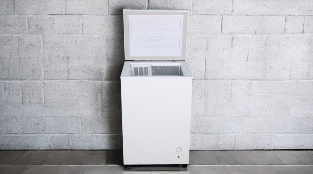 ZAMRAŻARKA SMITH&BROWN SZCF-152-WE3 pojemne wnętrze długoterminowe przechowywanie duże ilości żywności konstrukcja skrzynia niskie temperatury otwierana klapa drzwi od góry wygodne wkładanie wyciąganie pojemność 137 litrów kosz ryby mięso owoce warzywa