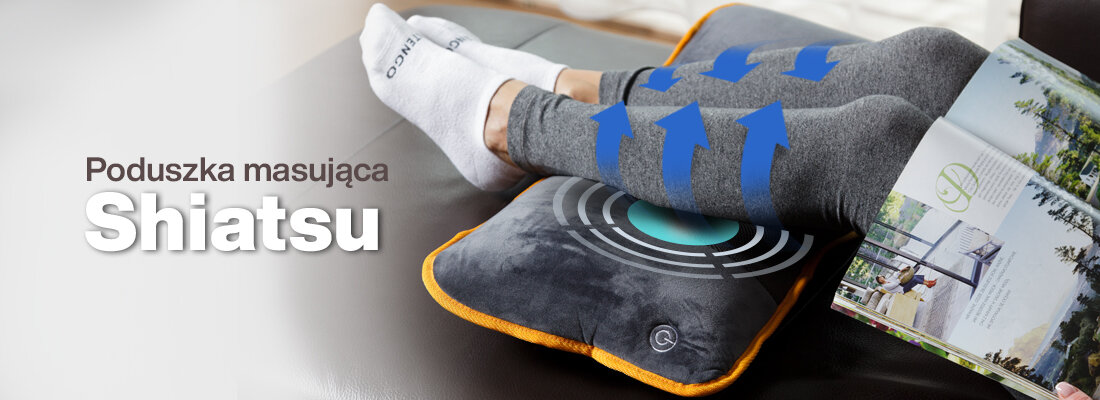 Osoba w szarych spodniach i białych skarpetkach leży na poduszce masującej z napisem \'Poduszka masująca Shiatsu\'. Na poduszce widoczne są niebieskie strzałki wskazujące kierunek masażu.