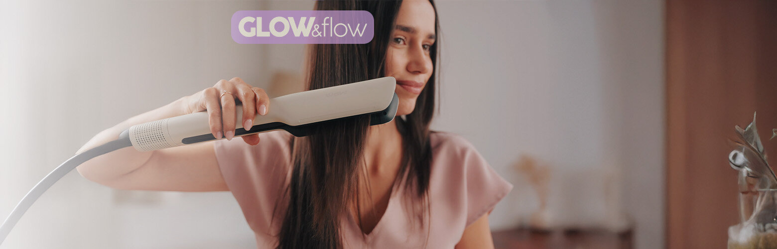 Kobieta prostuje pasmo włosów prostownicą na powietrze MPR-26