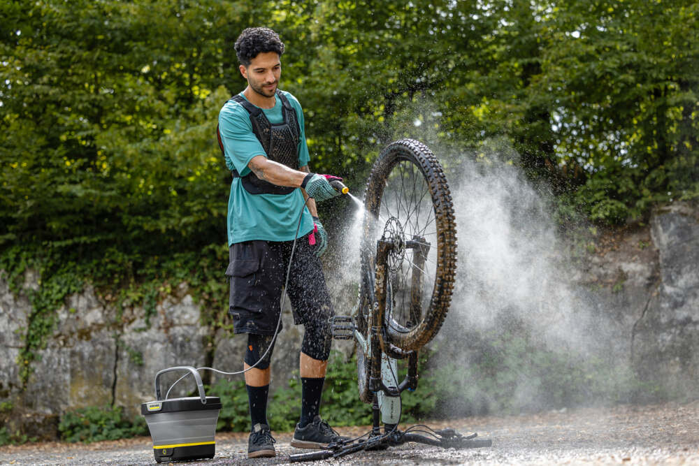 Myjka ciśnieniowa terenowa KARCHER OC 3 Foldable 1.599-306.0 zdjęcie lifestyle Skuteczna ochrona powierzchni Ciśnienie robocze 5 bar efektywne usuwanie codziennych zabrudzeń
