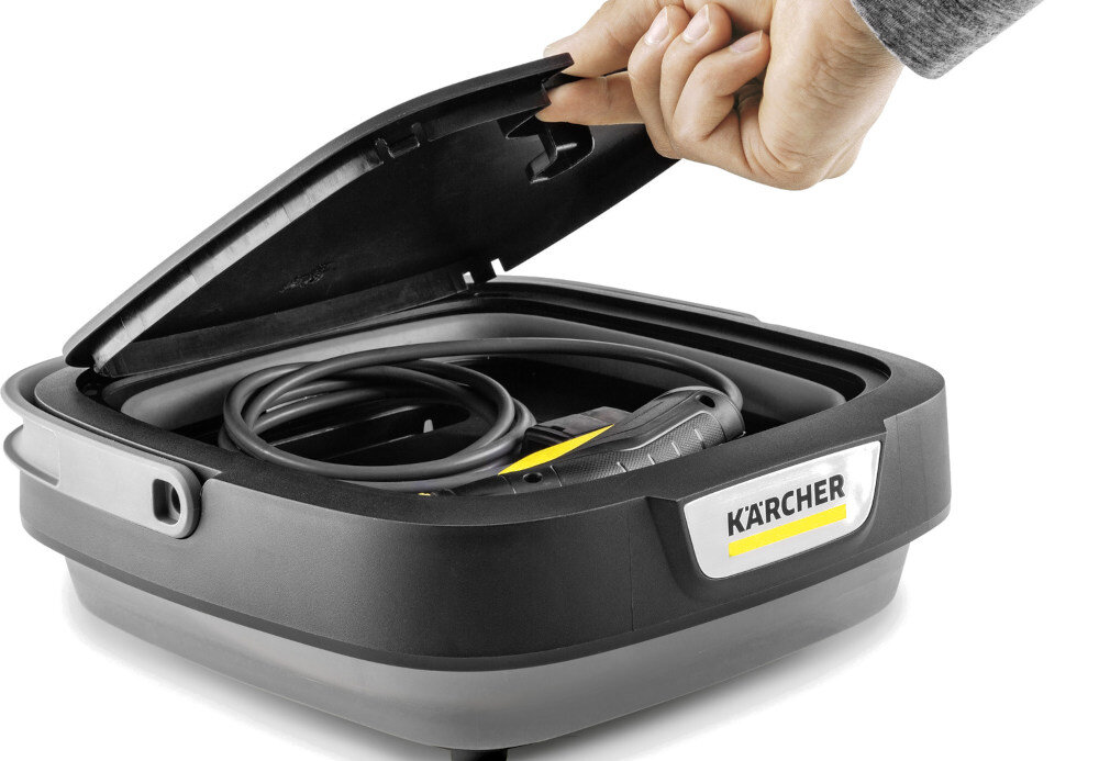 Myjka ciśnieniowa terenowa KARCHER OC 3 Foldable 1.599-306.0 zdjęcie lifestyle do wielu zadań  Pistolet z dyszą płaską, elastyczny wąż 1,8 m, szczotka uniwersalna ściereczka z mikrofibry 