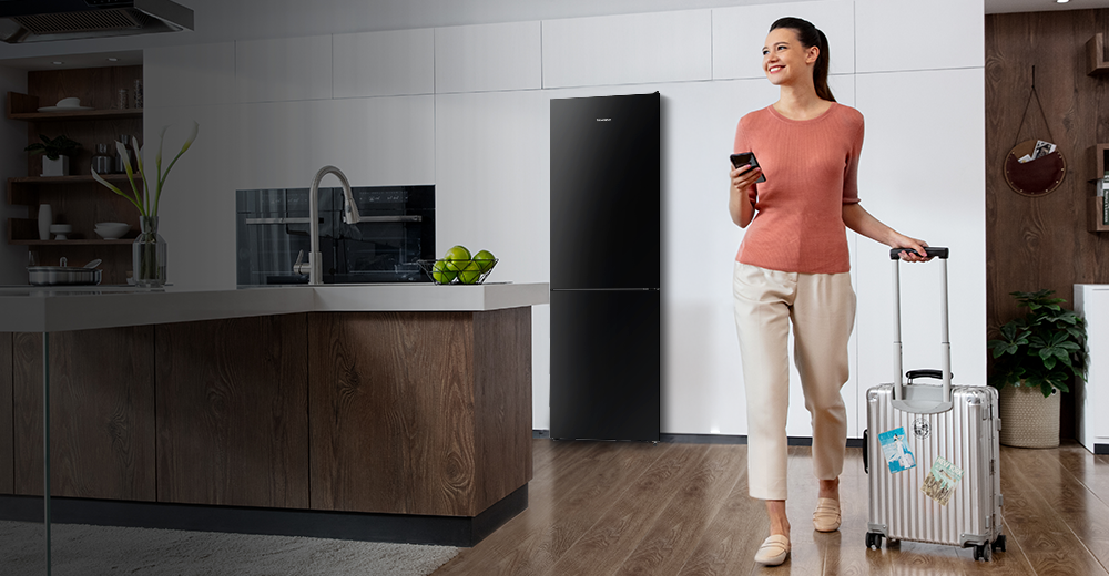 LODÓWKA HISENSE RB390N4GBE wizualizacja zabudowa białe szafki kobieta walizka Tryb wakacyjny oszczędność energii automatycznie ustawia temperaturę na 15°C