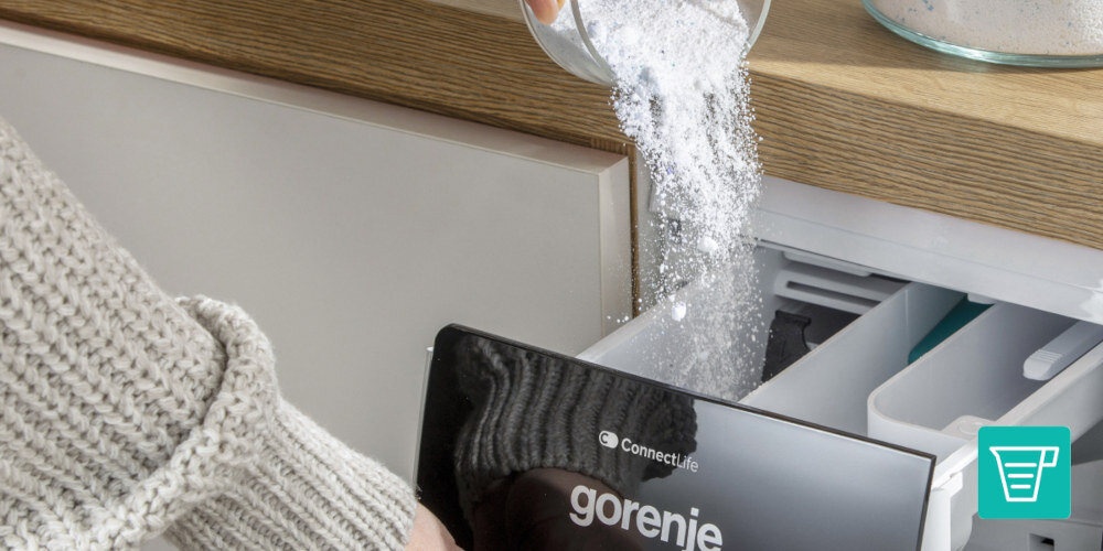 Pralka GORENJE W1PNA84A2TSWIFI/PL lifestyle szufladka uzupełnianie detergentu logo GORENJE ikona Asystent dozowania optymalizacja analiza załadunku