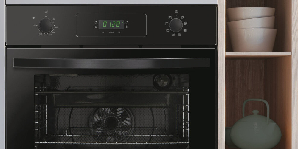 PIEKARNIK CANDY FIDCP N615 L front przód włączone urządzenie w zabudowie Pokrętła Push Pull funkcjonalność estyczny design mechanizm chowania wysuwania intuicyjna obsługa brak wystających elementów