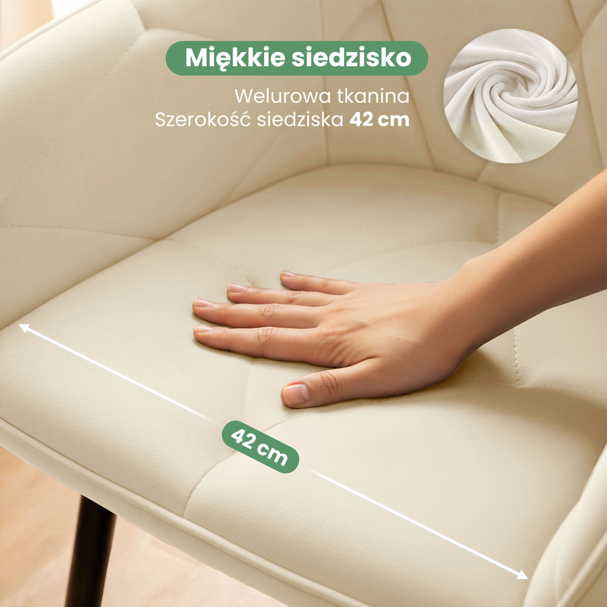 Zdjęcie przedstawia kremowe, welurowe siedzisko krzesła z pikowanym wzorem, na którym spoczywa dłoń. Na obrazie widoczny jest tekst: \'Miękkie siedzisko, Welurowa tkanina, Szerokość siedziska 42 cm\'.