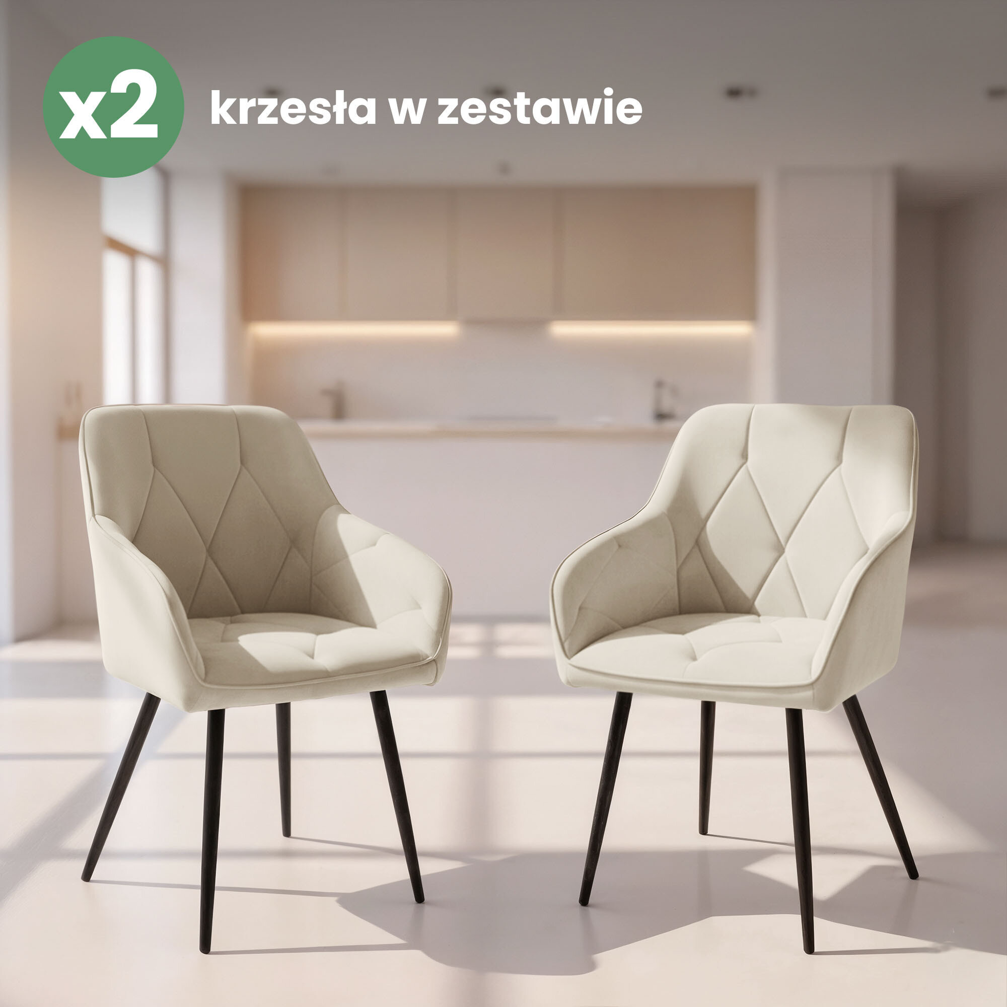 Dwa kremowe, pikowane krzesła welurowe z czarnymi nogami stoją w jasnym wnętrzu. Na obrazie widoczny jest tekst: \'x2 krzesła w zestawie\'.