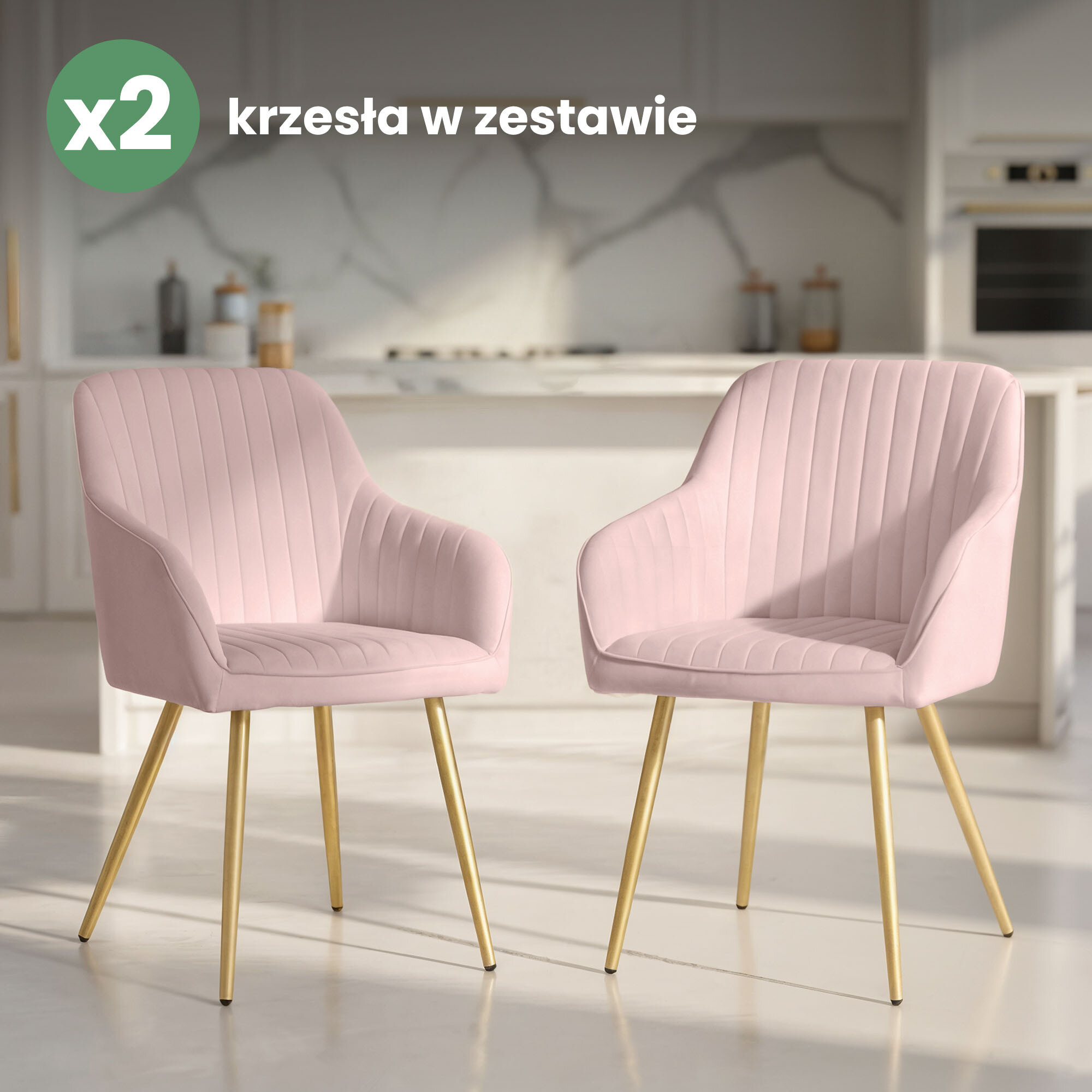 Dwa welurowe krzesła w kolorze pudrowego różu z przeszyciami, na złotych nogach, ustawione w jasnym wnętrzu. Na obrazie widoczny jest tekst: \'x2 krzesła w zestawie\'.