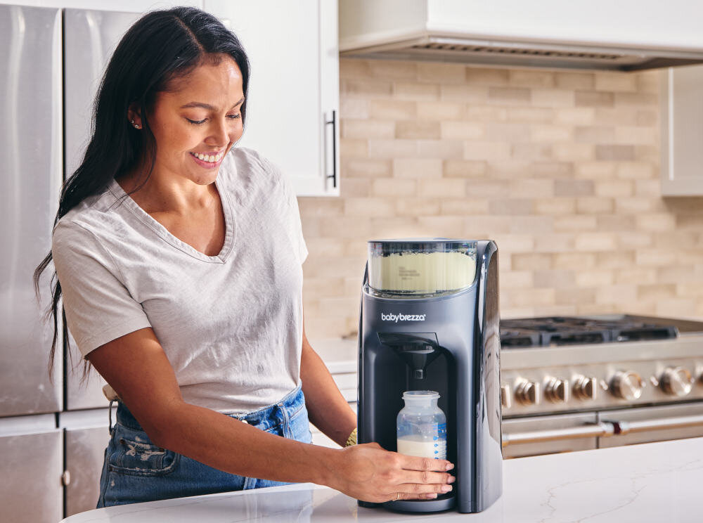 Ekspres do mleka BABY BREZZA Formula Pro Advanced FRP0132 lifestyle wygląd prezentacja tło