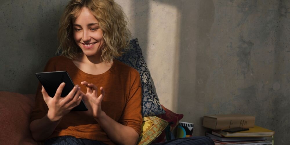 Czytnik e-booków INKBOOK Solaris 6 komfort odpoczynek oczy - kobieta na zdjeciu