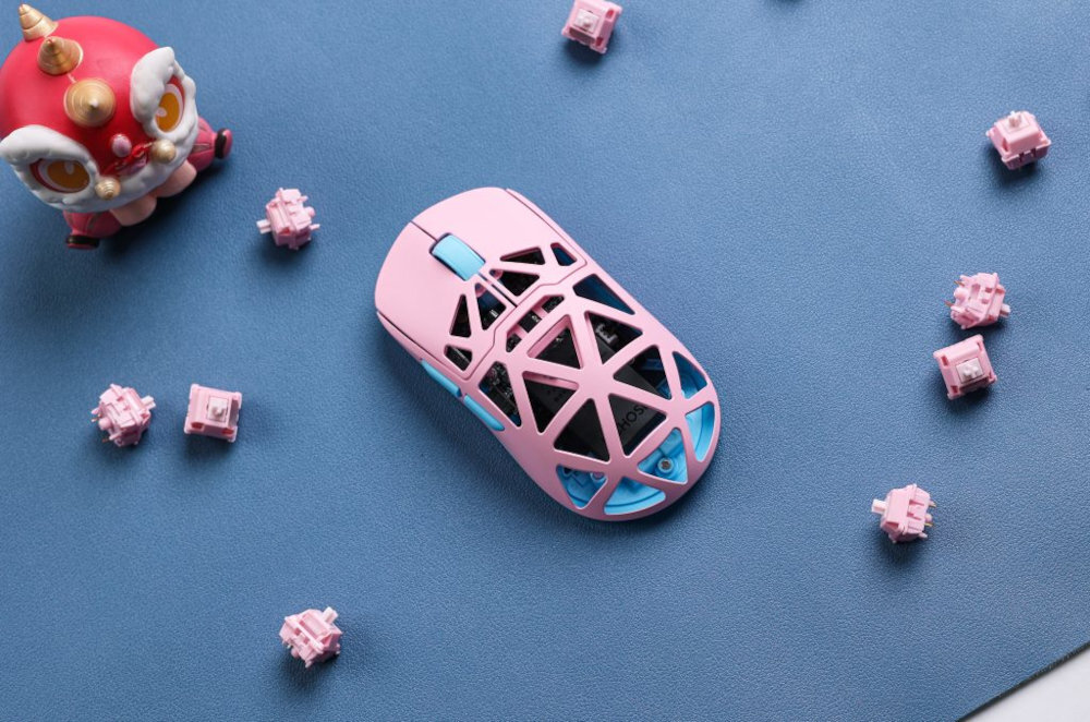 MCHOSE AX5 Bezprzewodowa myszka Obudowa z magnezu oraz częstotliwość odświeżania 8K sensor przełączniki OMRON system łączności Tri-mode - myszka na biurku w okół przełączniki od klawiatury