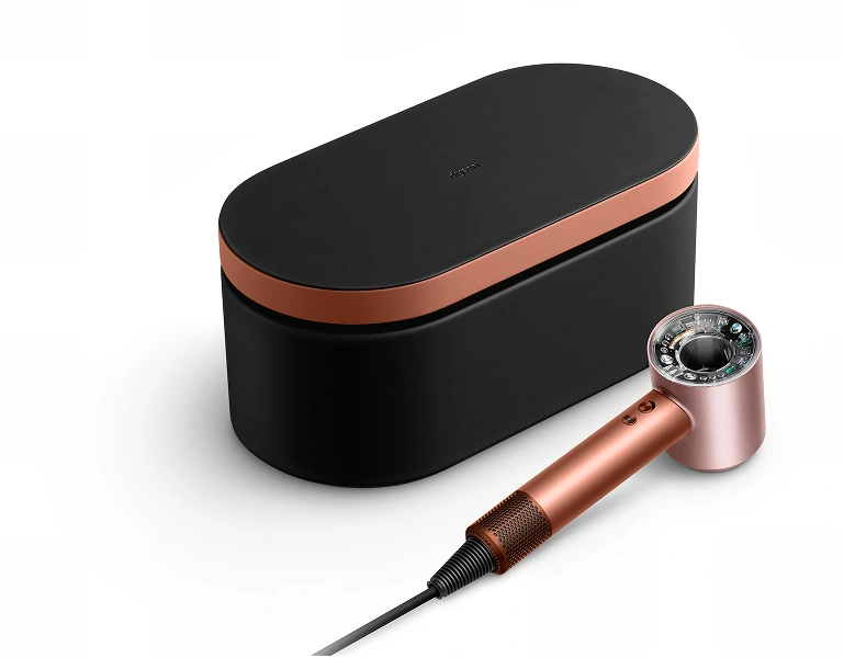 Etui prezentowe i suszarka Dyson Supersonic Nural leżą na blacie.