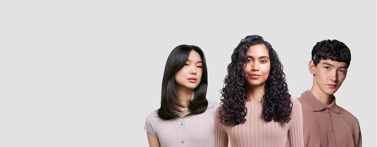 Dwie modelki i jeden model z wystilzowanymi włosami.