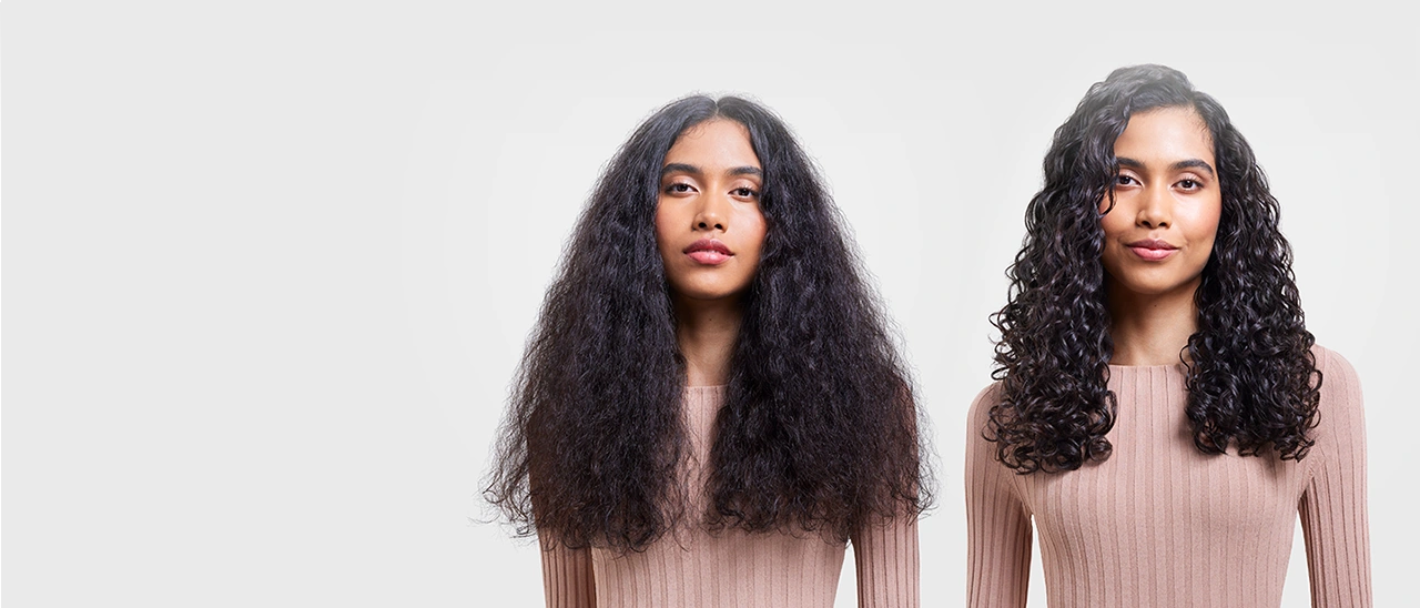 Modelka z kręconymi włosami przed i po użyciu dyfuzora.