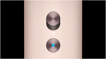 Zbliżenie na przyciski sterowania umieszczone na rączce suszarki.