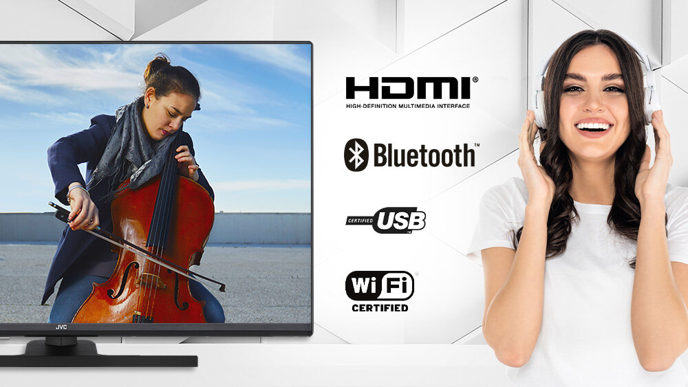 Telewizor JVC LT-32VQF540A - Niezbędne złącza, Dwa porty HDMI z ARC, USB-A, Wi-Fi, Bluetooth, osoba z założonymi słuchawkami bezprzewodowymi, koncert skrzypkowy wyswietlany w tv