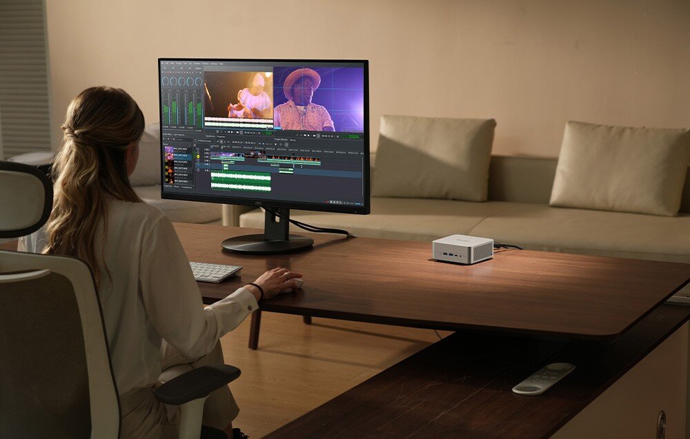 Komputer MINISFORUM X1-255 Kobieta siedzi przy biurku i montuje wideo na komputerze stacjonarnym z małym komputerem obok monitora