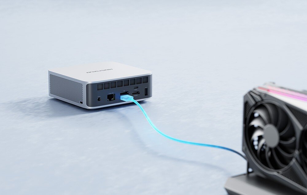 Komputer MINISFORUM X1-255 Mały komputer podłączony kablem do zewnętrznej karty graficznej widocznej z boku