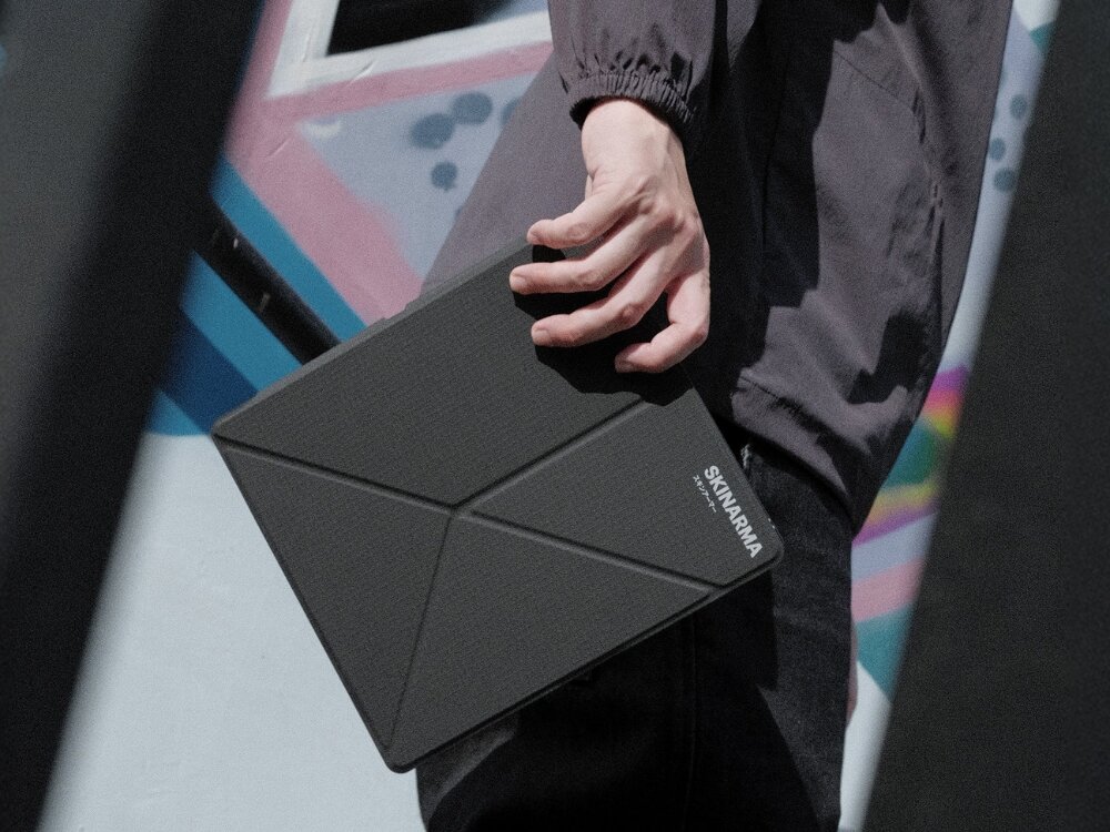 Etui na Kindle Scribe 2 SKINARMA Trax Czarny, etui, skinarma, kindle, elegancja, etui trzymane jest w dłoni